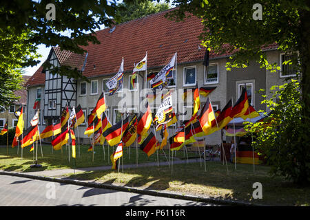 Juni 27, 2018 - Salzgitter, Niedersachsen, Deutschland - Deutschland Fahnen an Häusern und in den Vorgärten der Deutschen Nationalmannschaft während der FIFA WM 2018 Credit: Jannis Grosse/ZUMA Draht/Alamy Live News Support Stockfoto