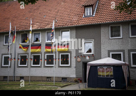 Juni 17, 2018 - Salzgitter, Niedersachsen, Deutschland - Deutschland Fahnen an Häusern und in den Vorgärten der Deutschen Nationalmannschaft während der FIFA WM 2018 Credit: Jannis Grosse/ZUMA Draht/Alamy Live News Support Stockfoto