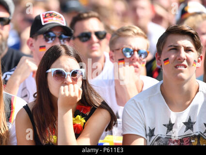 Frankfurt, Deutschland, Deutschland, Sandhausen. 27 Juni, 2018. Fans der Deutschen Nationalmannschaft folgen in der Public Viewing im Hardtwaldstadion, das WM-Spiel zwischen Deutschland und Südkorea. Credit: Ulrich Perrey/dpa/Alamy Leben Nachrichten Quelle: dpa Picture alliance/Alamy leben Nachrichten Stockfoto