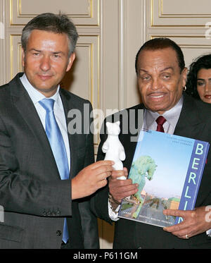 Berlin, Deutschland. 22. Juli 2005. Berlins Bürgermeister Klaus Wowereit (l) steht neben Joe Jackson, der Vater des verstorbenen Michael Jackson. Joe Jackson starb am 27. Juni 2018 im Alter von 89 Jahren. Credit: Soeren Stache/dpa-Zentralbild/dpa/Alamy leben Nachrichten Stockfoto