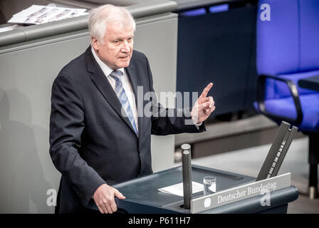 Deutschland, Berlin. 27 Juni, 2018. Deutsche Innenminister Horst Seehofer der Christlich Sozialen Union (CSU) spricht im Bundestag auf Rettungseinsätze im Mittelmeer. Quelle: Michael Kappeler/dpa/Alamy leben Nachrichten Stockfoto