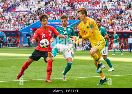 Deutschland - Südkorea, Fußball, Kazan, Juni 27, 2018 Leon Goretzka, DFB 14 konkurrieren um die Kugel, Bekämpfung, Duell, Schneidwerk gegen Younggwon Kim, Korea Republik Nr. 19 Hyeonwoo JO, Koreanische Republik Nr. 23 Deutschland - REPUBLIK KOREA 0-2 FIFA WM 2018 Russland, Gruppe F, Saison 2018/2019, 27. Juni 2018 Stadion K a z a n - A r e n a in Kasan, Russland. © Peter Schatz/Alamy leben Nachrichten Stockfoto