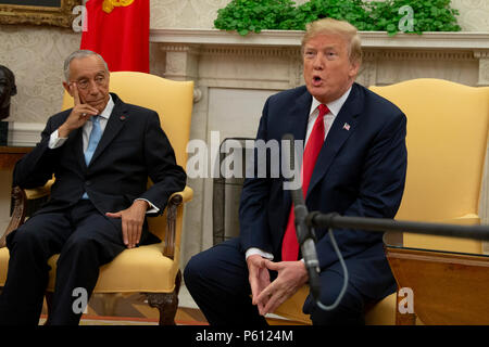 Präsidenten der Vereinigten Staaten Donald Trump trifft sich mit dem Präsidenten der Republik Portugal Marcelo Rebelo de Sousa im Oval Office im Weißen Haus in Washington, DC am 27. Juni 2018. Credit: Alex Edelman/Pool über CNP | Verwendung weltweit Stockfoto