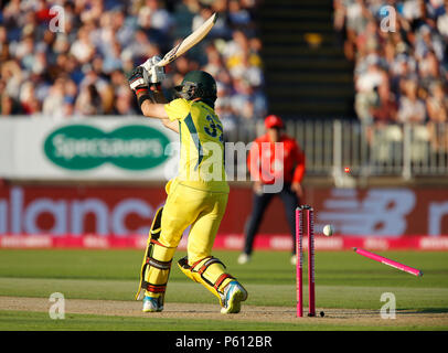 Edgbaston, Birmingham, Großbritannien. 27 Juni, 2018. Internationale Twenty20 Cricket, England und Australien; eine zweite wicket für England als Glenn Maxwell von Australien ist von Chris Jordan Credit gerollt: Aktion plus Sport/Alamy leben Nachrichten Stockfoto