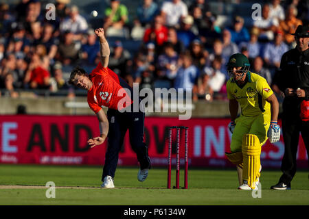 Edgbaston, Birmingham, Großbritannien. 27 Juni, 2018. Internationale Twenty20 Cricket, England und Australien; David Willey von Englands Schalen erste über für England Credit: Aktion plus Sport/Alamy leben Nachrichten Stockfoto