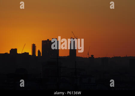 Greenwich Park, UK. 27.Juni 2018. UK Wetter: herrlicher Sonnenuntergang über Greenwich London während der gegenwärtigen Hitzewelle, der eingestellt wird, um in der nächsten Woche fortsetzen. Temperaturen haben in den letzten Tagen im Südosten von England über 30 C erreicht. Credit: Keith Larby/Alamy leben Nachrichten Stockfoto