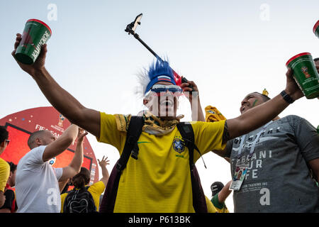 Moskau, Russland. 27 Juni 2018, Moskau, Russland. Die brasilianischen Fans feiern Sieg gegen Serbien im Ventilator fest. Credit: Marco Ciccolella/Alamy leben Nachrichten Stockfoto