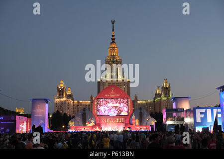 Moskau, Russland. 27 Juni 2018, Moskau, Russland. Die brasilianischen Fans feiern Sieg gegen Serbien im Ventilator fest. Credit: Marco Ciccolella/Alamy leben Nachrichten Stockfoto