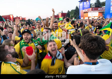 Moskau, Russland. 27 Juni 2018, Moskau, Russland. Die brasilianischen Fans feiern Sieg gegen Serbien im Ventilator fest. Credit: Marco Ciccolella/Alamy leben Nachrichten Stockfoto