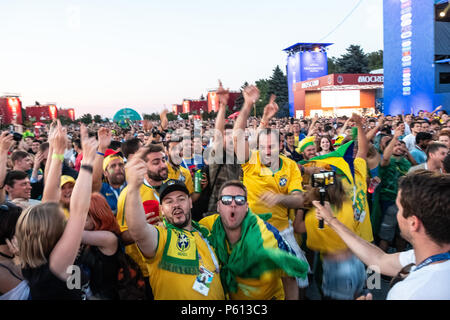 Moskau, Russland. 27 Juni 2018, Moskau, Russland. Die brasilianischen Fans feiern Sieg gegen Serbien im Ventilator fest. Credit: Marco Ciccolella/Alamy leben Nachrichten Stockfoto