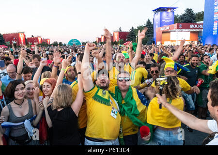 Moskau, Russland. 27 Juni 2018, Moskau, Russland. Die brasilianischen Fans feiern Sieg gegen Serbien im Ventilator fest. Credit: Marco Ciccolella/Alamy leben Nachrichten Stockfoto