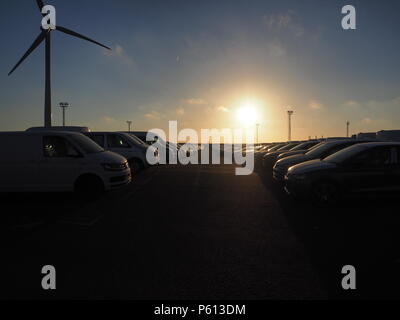 Queenborough, Kent, UK. 27 Juni, 2018. UK Wetter: Der Sonnenuntergang in der Stadt Queenborough, Kent. Neue Autos im Hafen von Sheerness Storage Area bei Sonnenuntergang. Credit: James Bell/Alamy leben Nachrichten Stockfoto