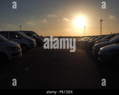 Queenborough, Kent, UK. 27 Juni, 2018. UK Wetter: Der Sonnenuntergang in der Stadt Queenborough, Kent. Neue Autos im Hafen von Sheerness Storage Area bei Sonnenuntergang. Credit: James Bell/Alamy leben Nachrichten Stockfoto