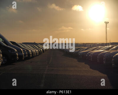 Queenborough, Kent, UK. 27 Juni, 2018. UK Wetter: Der Sonnenuntergang in der Stadt Queenborough, Kent. Neue Autos im Hafen von Sheerness Storage Area bei Sonnenuntergang. Credit: James Bell/Alamy leben Nachrichten Stockfoto