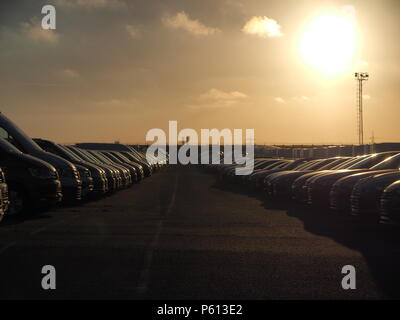 Queenborough, Kent, UK. 27 Juni, 2018. UK Wetter: Der Sonnenuntergang in der Stadt Queenborough, Kent. Neue Autos im Hafen von Sheerness Storage Area bei Sonnenuntergang. Credit: James Bell/Alamy leben Nachrichten Stockfoto