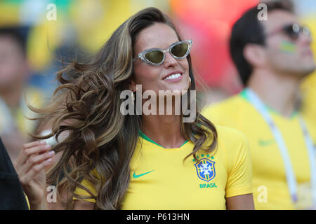 Izabel Goulart MODELL SERBIEN V BRASILIEN, 2018 FIFA WORLD CUP Russland vom 27. Juni 2018 GBC 8918 Serbien v Brasilien 2018 FIFA WM Stadion Spartak Moskau Russland STRENG REDAKTIONELLE VERWENDUNG NUR. Wenn der Spieler/Spieler in diesem Bild dargestellt ist/Spielen für einen englischen Club oder das England National Team. Dann ist dieses Bild darf nur für redaktionelle Zwecke verwendet werden. Keine kommerzielle Nutzung. Folgende Verwendungen sind auch dann eingeschränkt, wenn in einem redaktionellen Kontext: Verwendung in Verbindung mit oder als Teil eines nicht autorisierten Audio-, Video-, Daten-, Spielpläne, Verein/liga Logos, Wetten, Spiele oder eine "Live"-Serv Stockfoto