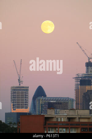 London, Großbritannien. 27 Jun, 2018. Nach dem Anderen scorcher in London und Großbritannien, der Mond über die Gurke und andere Bauen in der City von London, wie der Tag endet. Credit: Monica Wells/Alamy leben Nachrichten Stockfoto