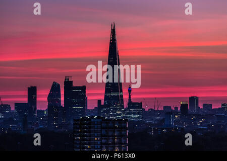 London, Großbritannien. 27 Juni, 2018. UK Wetter: Dramatische bunten Abend Licht über der Stadt, inklusive der Shard Hochhaus Gebäude. Credit: Guy Corbishley/Alamy leben Nachrichten Stockfoto