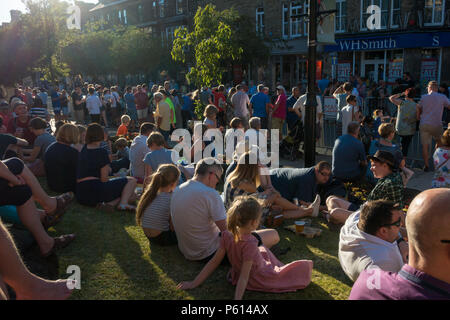 Ilkley, West Yorkshire, UK. 27.Juni 2018. Große Wende auf einen sengenden Abend für das fünfte Jahr der Ilkley Radrennen. Rebecca Cole/Alamy Live News Credit: Rebecca Cole/Alamy leben Nachrichten Stockfoto