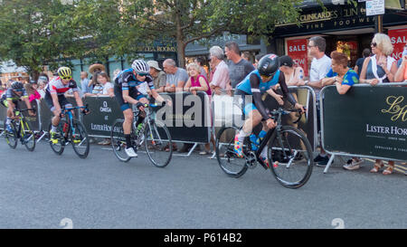 Ilkley, West Yorkshire, UK. 27.Juni 2018. Joe Pidcock, einen Blick auf seine Konkurrenten im fünften Jahr der Ilkley Radrennen, wo die Brownlee Brüder sowohl in sparate Veranstaltungen konkurrierten (Jonny Brownlee mit gelben Helm). Rebecca Cole/Alamy Live News Credit: Rebecca Cole/Alamy leben Nachrichten Stockfoto