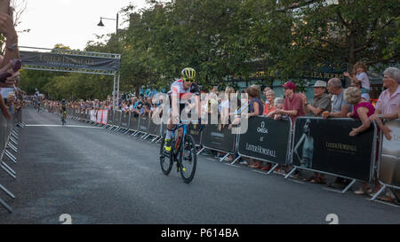 Ilkley, West Yorkshire, UK. 27.Juni 2018. Jonny Brownlee gerade über die Ziellinie kommenden zweiten Platz zu jungen Joe Pidcock am Ilkley Radrennen. Rebecca Cole/Alamy Live News Credit: Rebecca Cole/Alamy leben Nachrichten Stockfoto