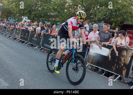 Ilkley, West Yorkshire, UK. 27.Juni 2018. Jonny Brownlee gerade über die Ziellinie kommenden zweiten Platz zu jungen Joe Pidcock am Ilkley Radrennen. Rebecca Cole/Alamy Live News Credit: Rebecca Cole/Alamy leben Nachrichten Stockfoto