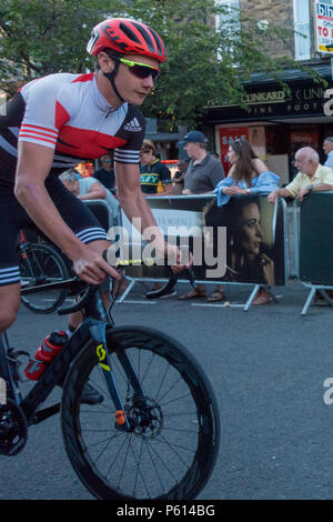 Ilkley, West Yorkshire, UK. 27.Juni 2018. Alistair Brownlee auf der Aufwärmrunde der Ilkley Radrennen. Rebecca Cole/Alamy Live News Credit: Rebecca Cole/Alamy leben Nachrichten Stockfoto