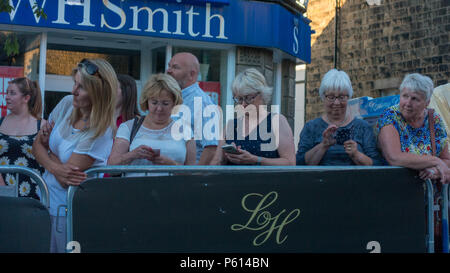 Ilkley, West Yorkshire, UK. 27.Juni 2018. Begeisterte Fans nehmen, um ihre Telefone Fotos von Alistair Brownlee zu senden, wie er an der Ilkley Radrennen statt. Rebecca Cole/Alamy Live News Credit: Rebecca Cole/Alamy leben Nachrichten Stockfoto