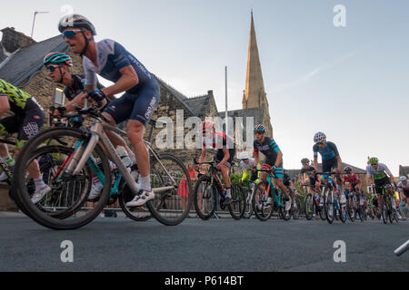 Ilkley, West Yorkshire, UK. 27.Juni 2018. Brownlee Brüder konkurrieren separat im fünften Jahr der Ilkley Radrennen (hier Alistair Brownlee Roten Helm). Rebecca Cole/Alamy Live News Credit: Rebecca Cole/Alamy leben Nachrichten Stockfoto