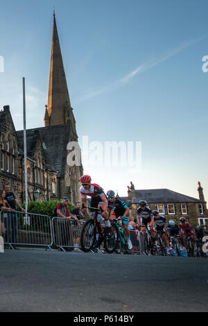 Ilkley, West Yorkshire, UK. 27.Juni 2018. Alistair Brownlee konkurriert separat zu seinem Bruder auf einem atemberaubenden Abend im fünften Jahr der Ilkley Radrennen. Rebecca Cole/Alamy Live News Credit: Rebecca Cole/Alamy leben Nachrichten Stockfoto