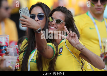 Izabel Goulart MODELL SERBIEN V BRASILIEN, 2018 FIFA WORLD CUP Russland vom 27. Juni 2018 GBC8958 einstecken Serbien v Brasilien 2018 FIFA WM Stadion Spartak Moskau Russland STRENG REDAKTIONELLE VERWENDUNG NUR. Wenn der Spieler/Spieler in diesem Bild dargestellt ist/Spielen für einen englischen Club oder das England National Team. Dann ist dieses Bild darf nur für redaktionelle Zwecke verwendet werden. Keine kommerzielle Nutzung. Folgende Verwendungen sind auch dann eingeschränkt, wenn in einem redaktionellen Kontext: Verwendung in Verbindung mit oder als Teil eines nicht autorisierten Audio-, Video-, Daten-, Spielpläne, Verein/liga Logos, Wetten, Spiele oder eine "Live"-Serv Stockfoto