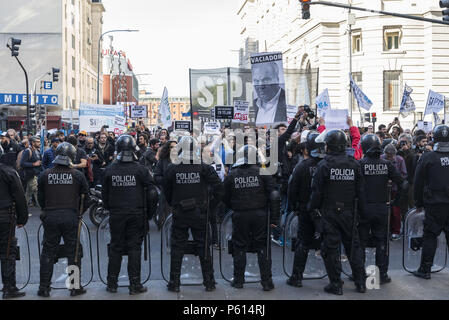 Stadt Buenos Aires, Buenos Aires, Argentinien. 27 Juni, 2018. INT. WorldNews. - 27. Juni 2018, Buenos Aires, Argentinien. - Die Polizei droht zu unterdrücken, drücken Sie die Arbeiter von telam, die Argentinische nationale Nachrichtenagentur, die sich gegen die Entlassung von 354 Arbeitnehmern manifestate. Credit: Julieta Ferrario/ZUMA Draht/Alamy leben Nachrichten Stockfoto