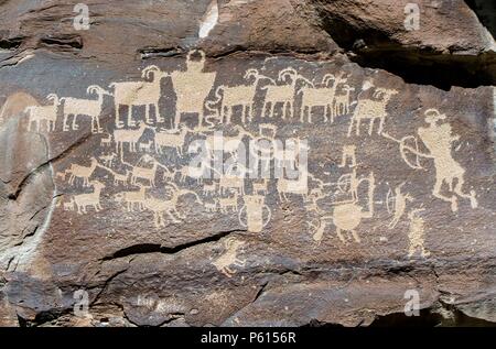 Nine Mile Canyon, Utah, USA. 27 Juni, 2018. Die ''großen Jagd der Zentrale '' bei Nine Mile Canyon. Manchmal bezeichnet man als ' ' Die weltweit längste Art Gallery", "der Canyon enthält Felszeichnungen Felszeichnungen und Bildzeichen von der Fremont Indianer, die in dieser Gegend lebten 125 Meilen südlich von Salt Lake City rund 1.000 Jahren geschaffen. Credit: Brian Cahn/ZUMA Draht/Alamy leben Nachrichten Stockfoto