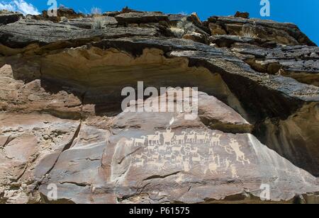 Nine Mile Canyon, Utah, USA. 27 Juni, 2018. Die ''großen Jagd der Zentrale '' bei Nine Mile Canyon. Manchmal bezeichnet man als ' ' Die weltweit längste Art Gallery", "der Canyon enthält Felszeichnungen Felszeichnungen und Bildzeichen von der Fremont Indianer, die in dieser Gegend lebten 125 Meilen südlich von Salt Lake City rund 1.000 Jahren geschaffen. Credit: Brian Cahn/ZUMA Draht/Alamy leben Nachrichten Stockfoto