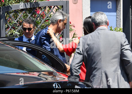 Mailand, Italien. 28 Juni, 2018. Mailand, Andrea Bocelli mit seiner Frau Veronica Berti wandern in Mailand. Im Bild: Andrea Bocelli, Veronica Berti Credit: Unabhängige Fotoagentur/Alamy leben Nachrichten Stockfoto