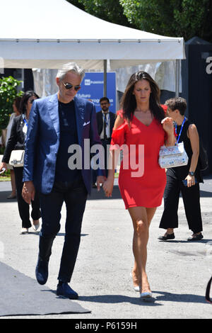 Mailand, Italien. 28 Juni, 2018. Mailand, Andrea Bocelli mit seiner Frau Veronica Berti wandern in Mailand. Im Bild: Andrea Bocelli, Veronica Berti Credit: Unabhängige Fotoagentur/Alamy leben Nachrichten Stockfoto