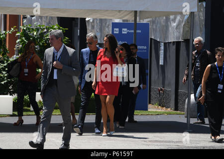 Mailand, Italien. 28 Juni, 2018. Mailand, Andrea Bocelli mit seiner Frau Veronica Berti wandern in Mailand. Im Bild: Andrea Bocelli, Veronica Berti Credit: Unabhängige Fotoagentur/Alamy leben Nachrichten Stockfoto