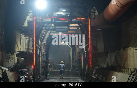 Oudomxay. 27 Juni, 2018. Foto genommen, am 27. Juni 2018 zeigt das Innere Szene des Verbots Nakok Tunnel im Norden von Laos' Provinz Oudomxay. Verbot China-Laos Nakok Tunnel der Bahn, von Guangzhou China Railway Engineering Group Co., Ltd. gebaut, hat durch über 1.000 Meter am Mittwoch gebrochen. Credit: Liu Ailun/Xinhua/Alamy leben Nachrichten Stockfoto