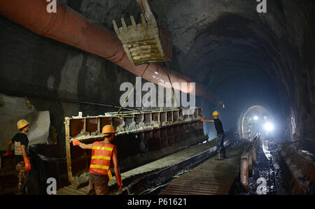 Oudomxay. 27 Juni, 2018. Foto genommen, am 27. Juni 2018 zeigt die Baustelle des Verbots Nakok Tunnel im Norden von Laos' Provinz Oudomxay. Verbot China-Laos Nakok Tunnel der Bahn, von Guangzhou China Railway Engineering Group Co., Ltd. gebaut, hat durch über 1.000 Meter am Mittwoch gebrochen. Credit: Liu Ailun/Xinhua/Alamy leben Nachrichten Stockfoto