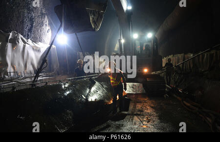 Oudomxay. 27 Juni, 2018. Foto genommen, am 27. Juni 2018 zeigt die Baustelle des Verbots Nakok Tunnel im Norden von Laos' Provinz Oudomxay. Verbot China-Laos Nakok Tunnel der Bahn, von Guangzhou China Railway Engineering Group Co., Ltd. gebaut, hat durch über 1.000 Meter am Mittwoch gebrochen. Credit: Liu Ailun/Xinhua/Alamy leben Nachrichten Stockfoto