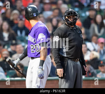 San Francisco, Kalifornien, USA. 27 Juni, 2018. Schiedsrichter Mike DiMuro (16) starrt die Colorado Rockies erste Basisspieler Ian Desmond (20) Nach der hitter seiner Anrufe in Frage, während einer MLB Baseball Spiel zwischen der Colorado Rockies und die San Francisco Giants bei AT&T Park in San Francisco, Kalifornien. Valerie Shoaps/CSM/Alamy leben Nachrichten Stockfoto