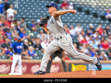 27.Juni 2018: San Diego Padres Krug Clayton Richard #3 warf 7 Innings und gab bis 4 läuft während ein MLB Spiel zwischen den San Diego Padres und der Texas Rangers bei Globe Life Park in Arlington, TX Texas besiegt San Diego 5-2 Albert Pena/CSM verdient Stockfoto