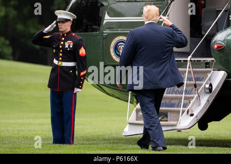 Präsidenten der Vereinigten Staaten Donald Trump boards Marine One, als er im Weißen Haus am 27. Juni 2018 in Washington, DC, fährt. Credit: Alex Edelman/CNP/MediaPunch Stockfoto