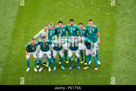 Kasan, Russland. 27 Juni, 2018. Die Spieler aus Deutschland Line-up für das Team Foto, hintere Reihe von links nach rechts: torhüter Manuel Neuer, Toni Kroos, Mats Hummels, Sami Khedira, Jonas Hector und Niklas Suele; Vordere Reihe von links nach rechts: Joshua Kimmich, Leon Goretzka, Marco Reus, Timo Werner und Mesut Oezil GES/fussball/WM Russland 2018: Korea Republik - Deutschland, 27.06.2018 GES/fussball/fussball/WM 2018 Russland: Südkorea vs Deutschland, Kazan Juni 27, 2018 | Verwendung der weltweiten Kredit: dpa/Alamy leben Nachrichten Stockfoto