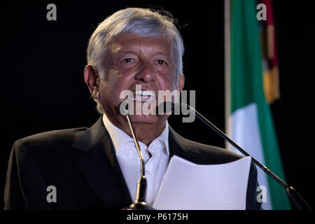 Mexiko City, Mexiko. 27 Juni, 2018. Der mexikanische Präsidentschaftskandidat Andrés Manuel Lopez Obrador liefert eine Rede bei der abschließenden Kundgebung seiner Wahlkampagne in Mexiko City, die Hauptstadt von Mexiko, am 27. Juni 2018. Etwa 89 Millionen Wahlberechtigten ein Nachfolger für Präsident Enrique Peña Nieto wählen Sie am 1. Juli. Credit: Alejandro Ayala/Xinhua/Alamy leben Nachrichten Stockfoto