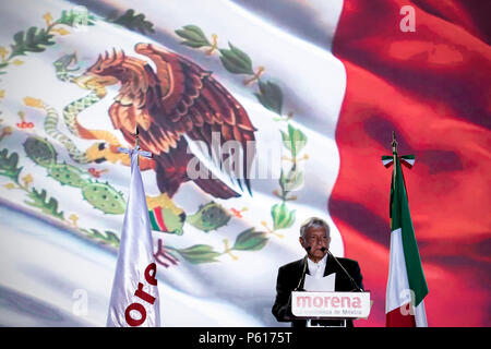 Mexiko City, Mexiko. 27 Juni, 2018. Der mexikanische Präsidentschaftskandidat Andrés Manuel Lopez Obrador liefert eine Rede bei der abschließenden Kundgebung seiner Wahlkampagne in Mexiko City, die Hauptstadt von Mexiko, am 27. Juni 2018. Etwa 89 Millionen Wahlberechtigten ein Nachfolger für Präsident Enrique Peña Nieto wählen Sie am 1. Juli. Credit: Alejandro Ayala/Xinhua/Alamy leben Nachrichten Stockfoto