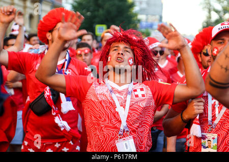 Ein Schweizer Fußball-Fan gesehen zu singen. Hunderte von Schweizer Fußball-Fans gesehen vor dem Spiel in der Innenstadt zwischen der Schweiz vs Costa Rica. Stockfoto