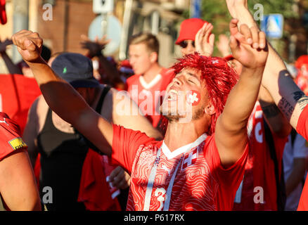 Ein Schweizer Fußball-Fan gesehen zu singen. Hunderte von Schweizer Fußball-Fans gesehen vor dem Spiel in der Innenstadt zwischen der Schweiz vs Costa Rica. Stockfoto