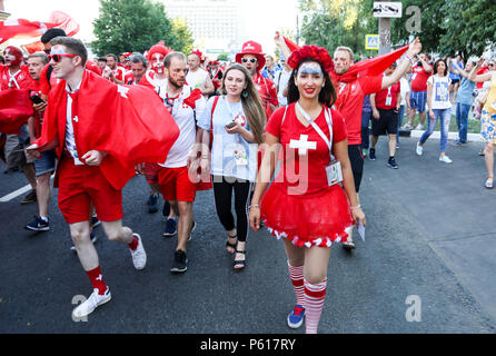 Schweizer Fußball-Fans gesehen marschieren in Richtung Stadion. Hunderte von Schweizer Fußball-Fans gesehen vor dem Spiel in der Innenstadt zwischen der Schweiz vs Costa Rica. Stockfoto