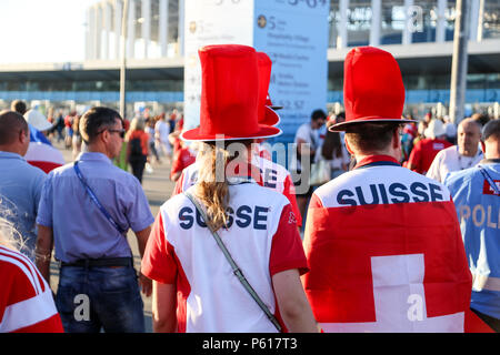 Schweizer Fußball-Fans gesehen Marsch zum Stadion. Hunderte von Schweizer Fußball-Fans gesehen vor dem Spiel in der Innenstadt zwischen der Schweiz vs Costa Rica. Stockfoto